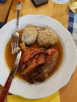 Schweinekrustenbraten Mit Semmeknödel Und Weißkrautsalat